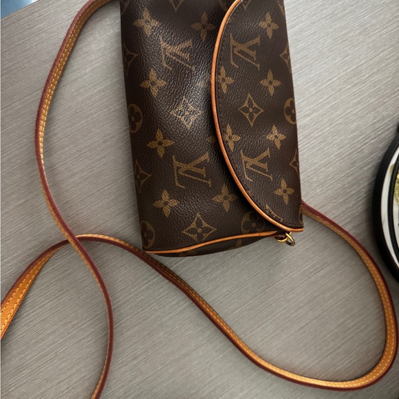 Louis Vuitton Classic Monogram Crossbody Bag - Picture 4 of 10